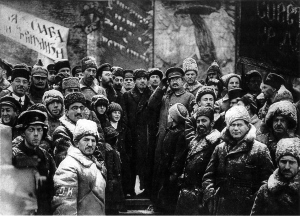 Fotografia tratta dal sito "La Grande Guerra +100" che ritrae Lenin e Trotsky a Pietrogrado, nei giorni della rivoluzione