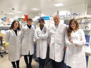 Nella foto Massimo Pizzato (secondo da destra) con il gruppo di ricerca “Virus-Cell interaction” dell’Università di Trento (Foto Archivio UniTrento)