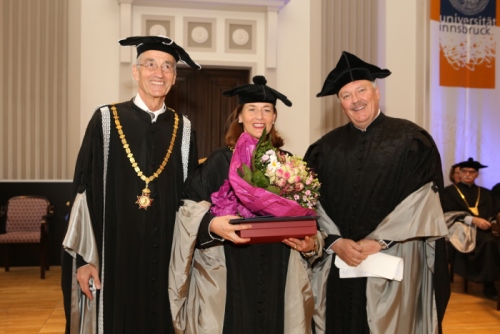La neosenatrice onoraria, Daria de Pretis con il professor Johannes Michael Rainer (destra) e il rettore di Innsbruck Tilmann Märk (Foto archivio Università di Innsbruck)