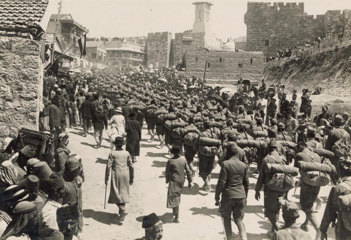 Fotografia tratta dal sito "La Grande Guerra +100" che ritrae le truppe austroungariche in marcia su Gerusalemme