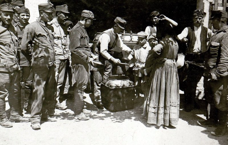 Fotografia tratta dal sito "La Grande Guerra +100" che ritrae soldati austriaci che distribuiscono il rancio avanzato ai civili in Veneto, maggio 1918 