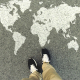 due piedi su una cartina geografica