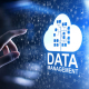 Una mano che indica la scritta Data management