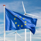 Bandiera dell'UE davanti a delle pale eoliche
