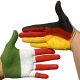 Due mani con colori delle bandiere germanica e italiana 