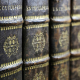 Fotografia dei dorsi di quattro libri antichi riportanti il titolo "Encyclopedia"