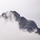 figura nebbiosa di una montagna