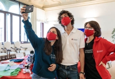 Giovani testimonials per il merchandising che si fanno un selfie dopo la conferenza stampa