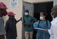 Ada Castellucci con camice e mascherina che parla con un gruppo di operatori dell'ospedale di Beira in Mozambico