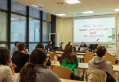 Le studentesse e gli studenti della Scuola di Studi internazionali assistono alla trasmissione in un'aula di Palazzo Prodi