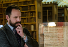 Giovanni Varelli osserva un manoscritto medievale