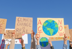 Giovani che manifestano contro il cambiamento climatico. Foto Adobe Stock