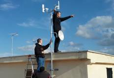 Attivisti della rete comunitaria Ninux.org impegnati nell'installazione di antenne wireless
