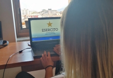 Una ragazza davanti al monitor di un computer