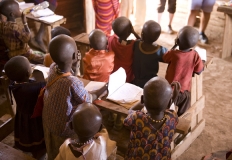 Alunni e alunne africani in classe