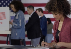 Una donna che scrive durante le operazioni di voto