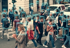 Riconoscimento facciale di persone per strada attraverso sistemi di intelligenza artificiale.