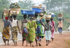 Donne africane che trasportano vasi in testa