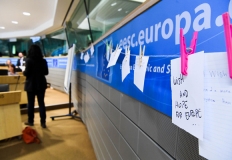 Sullo sfondo "www.eesc.europa.eu", in primo piano è appeso un biglietto con la scritta "Wish and hope for Europe".