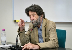 Massimo Cacciari, seduto che indica verso il pubblico