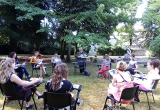 Partecipanti della PsyHuman Summer School sedute in cerchio