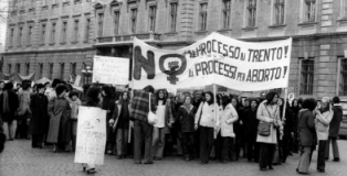 Aborto, una manifestazione del 1975 a Trento ©UniTrento ph. Giorgio Salomon