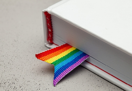 Libro con segnalibro arcobaleno Foto AdobeStock