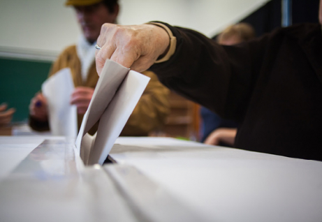 Il momento della votazione in un seggio ©Adobe Stock