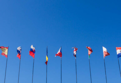 Bandiere di diverse nazioni. Sullo sfondo il cielo