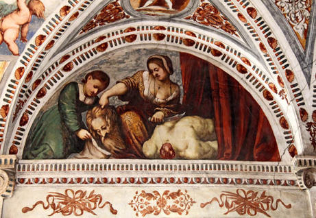 Giuditta decapita Oloferne: affresco del Romanino nella loggia del cortile dei Leoni; Castello del Buonconsiglio, Trento