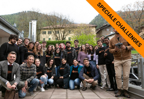 Una foto di gruppo dei partecipanti alla Alpine-WindTre Challenge con i mentor e i facilitatori