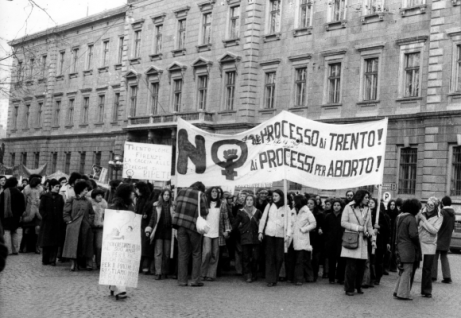Aborto, una manifestazione del 1975 a Trento ©UniTrento ph. Giorgio Salomon