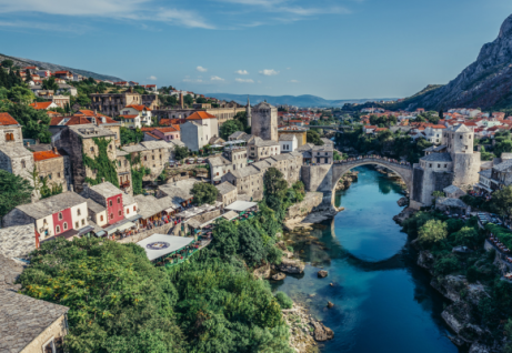 Una veduta di Mostar con lo Stari Most. Foto Adobe Stock
