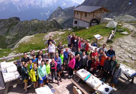 Gli studenti in un rifugio di montagna