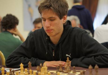 Alberto Barp durante una partita di scacchi