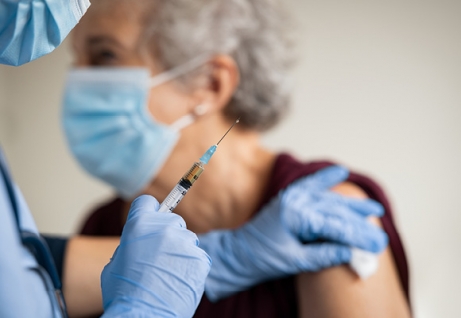 Una donna anziana mentre riceve il vaccino