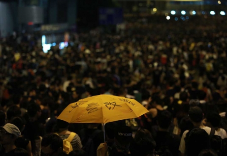 Un ombrello giallo in una folla di persone