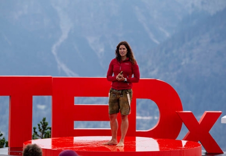Logo TedX con sfondo in montagna
