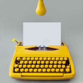 Macchina da scrivere tradizionale gialla