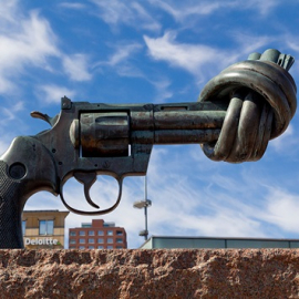 Immagine di un monumento raffigurante una pistola