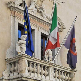 balcone con bandiere di Palazzo Sardagna