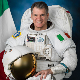 L'astronauta Paolo Nespoli in posa con la tuta spaziale