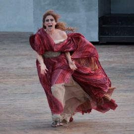 donna teatrante con mantello rosso foto di Franca Centaro/AFI Siracusa