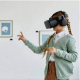 Ragazza con occhiali realta virtuale