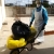 Un operatore che smaltisce i rifiuti dell'ospedale con una carriola ©