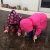 Due bambine che giocano con l'acqua di una pozzanghera